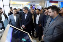 رئیس كل بیمه مركزی از غرفه‌های نمایشگاه بازدید كرد