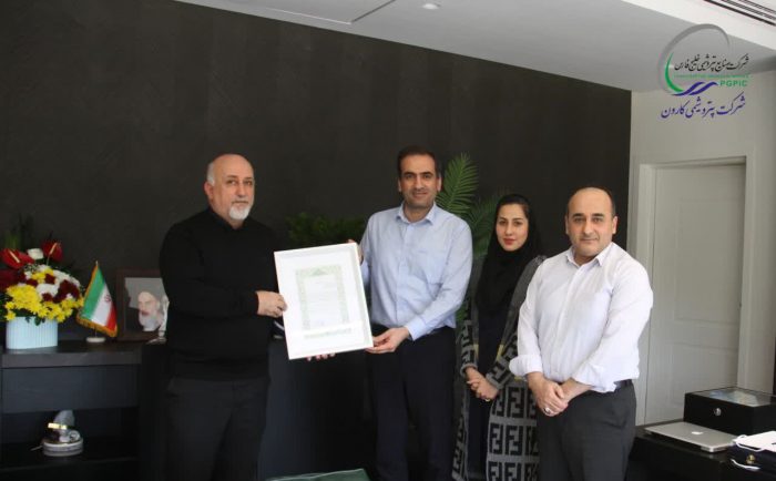 تقدیر مدیرعامل پتروشیمی کارون از نقش‌آفرینان در کسب عنوان شرکت برتر در دانش نوآورانه در پتروفن ۱۴۰۴