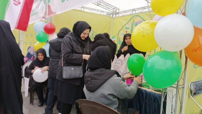 پردیس فرهنگی و مسابقه روزنامه دیواری منطقه ۸ در مسیر راهپیمایی ۲۲ بهمن