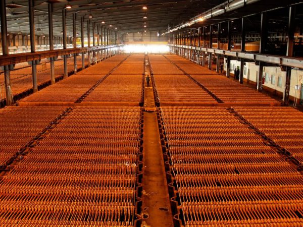 افزایش قابل توجه سرمایه گذاری جهانی روی ظرفیت زنجیره مس جهانی / سقوط قیمت جهانی مس از مرز ۱۴ هزار دلار