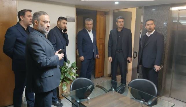 بازدید مدیر عامل بانک سینا از واحد های ستادی و تقدیر از همکاران در شرایط جنگی