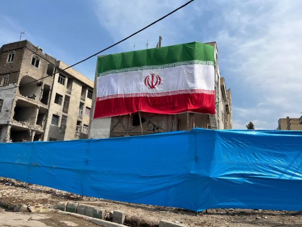 نصب ابرنما‌ی پرچم ایران بر جداره ساختمان آسیب‌دیده بزرگراه شهید باقری