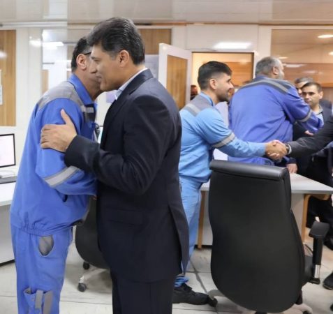 دیدار نوروزی مدیرعامل و جمعی از روسای پتروشیمی شهید تندگویان با کارکنان این مجتمع ساعاتی پس از تحویل سال