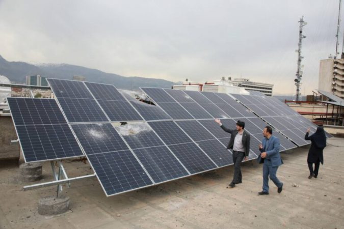 بازدید دکتر باغخانی‌پور، مدیر کل محیط زیست و توسعه پایدار شهرداری تهران از نیروگاه های خورشیدی آسیب دیده جنگ رمضان در منطقه ۷ پایتخت