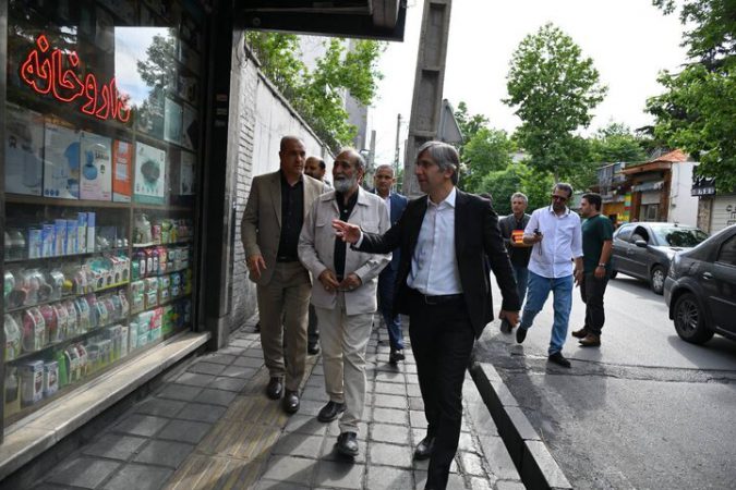 آغاز اهدای نشان قهرمان محله به ۲۷۰ کسبه در محلات منطقه یک