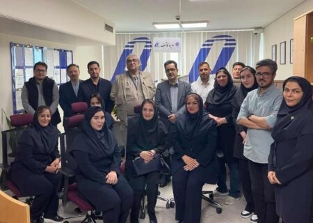 تقدیر مدیر امور روابط عمومی بانک ایران زمین از کارشناسان مرکز ارتباط با مشتریان