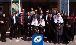 ادای احترام به معلمان و خانواده‌های معظم شهدای جنگ رمضان