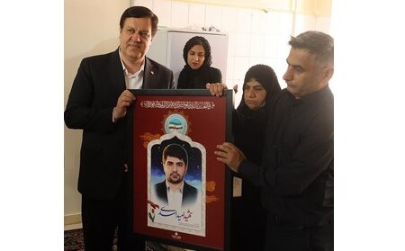 دیدار مدیرعامل بانک ملت با خانواده شهید امید اسدی، از کارکنان شهید بانک در جنگ رمضان