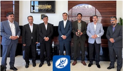 تجلیل از پدر دو دانش‌آموز شهید میناب در دیدار با رئیس‌کل بیمه مرکزی به دعوت بیمه معلم