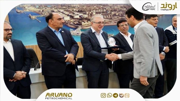 تندیس بلورین دوازدهمین دوره جایزه تعالی صنعت پتروشیمی به پتروشیمی اروند رسید