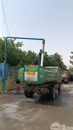 نظارت بر شستشو و ضدعفونی مخازن نگهداری آب برای مراسم تشییع رهبری توسط اداره کل محیط زیست و توسعه پایدار